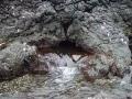 화산암의 절리틈에서 솟아나는 지하수 썸네일 이미지
